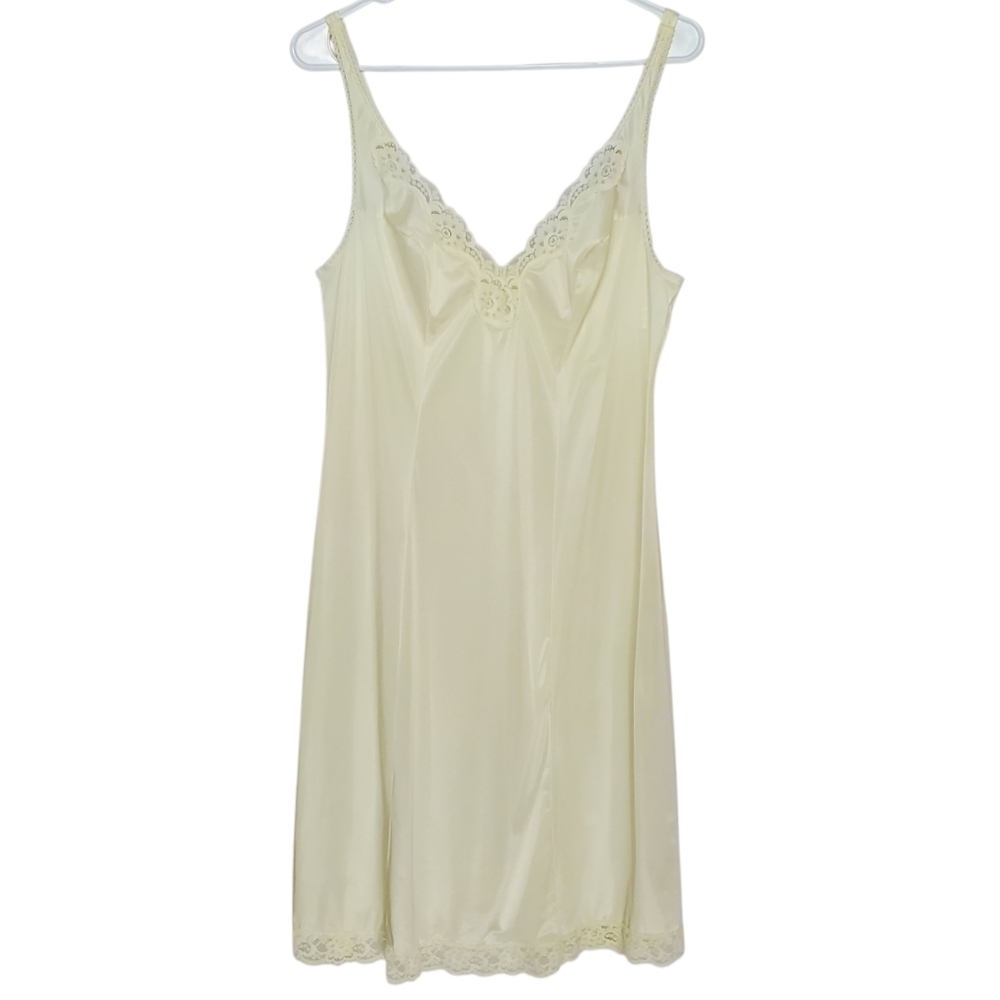 2568 * Vasarette Vintage Quintessence Slip Nightgown Lace Trim Ivory Size 36F